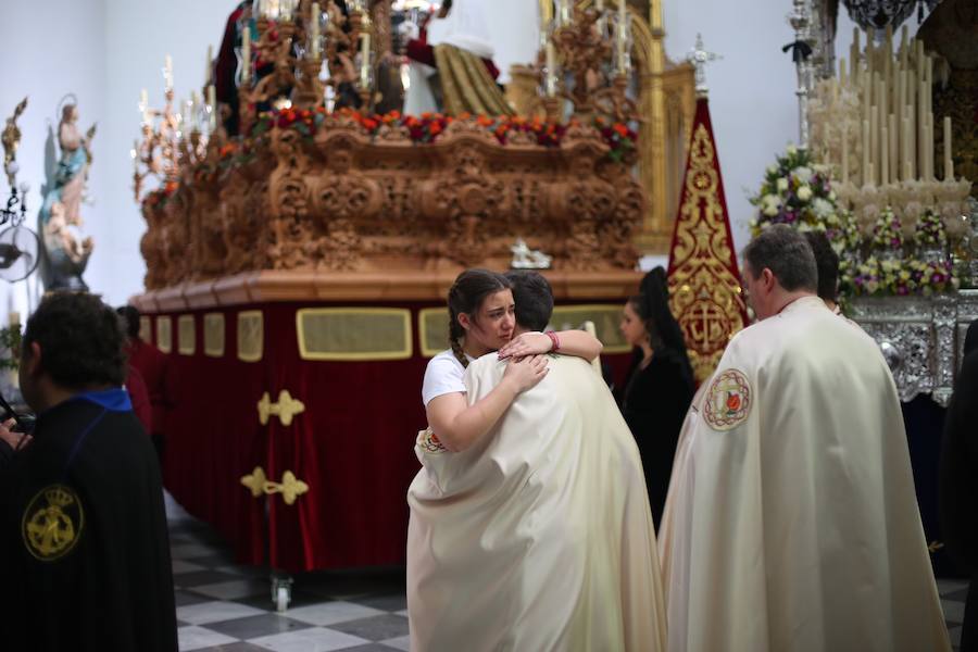 Las costaleras llevan al Cristo del Trabajo en un día radiante por las calles del Zaidín 