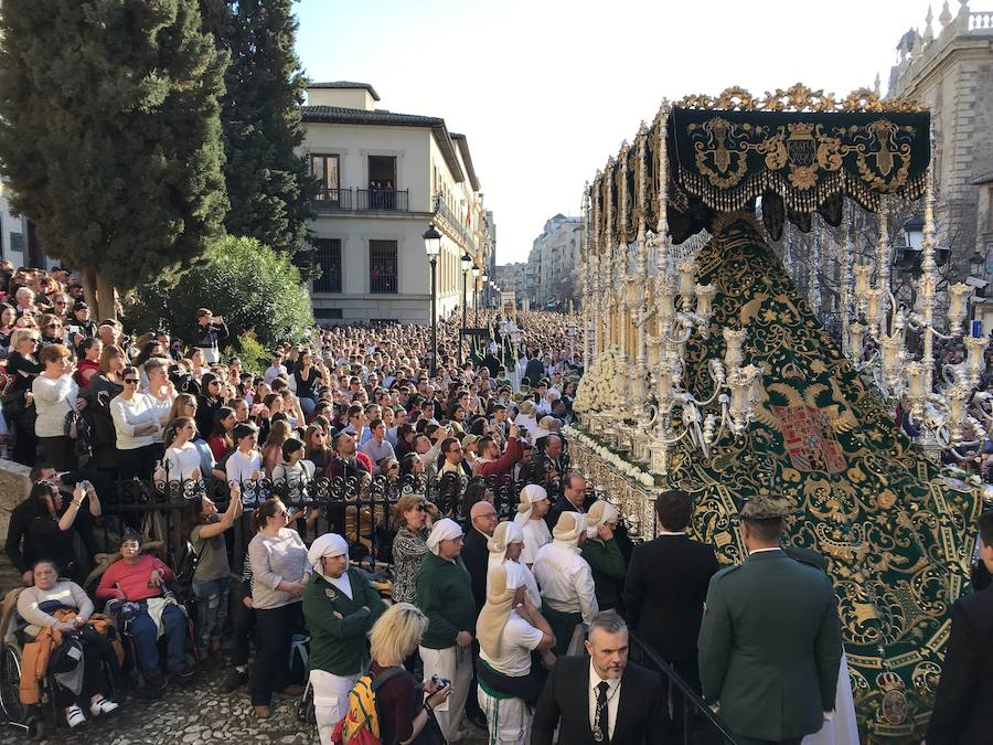 La Real Hermandad y Cofradía de Nazarenos de Nuestro Padre Jesús del Gran Poder y Nuestra Señora de La Esperanza por las calles de la ciudad.