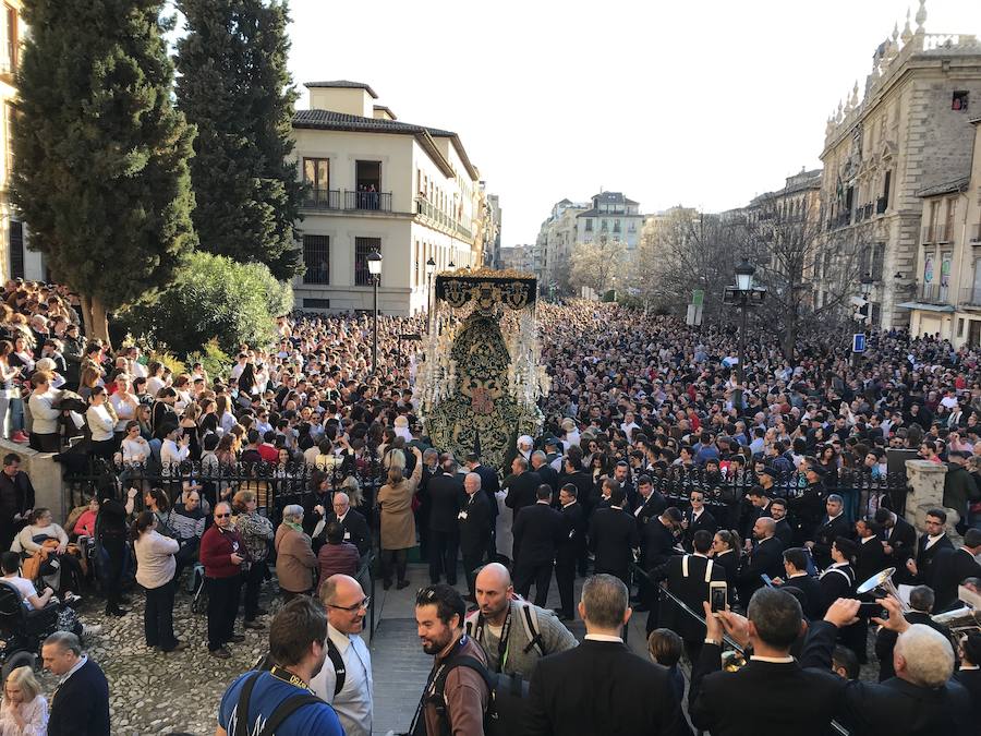 La Real Hermandad y Cofradía de Nazarenos de Nuestro Padre Jesús del Gran Poder y Nuestra Señora de La Esperanza por las calles de la ciudad.