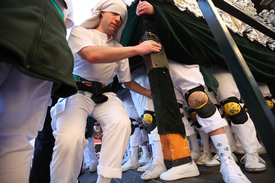 La Real Hermandad y Cofradía de Nazarenos de Nuestro Padre Jesús del Gran Poder y Nuestra Señora de La Esperanza por las calles de la ciudad.