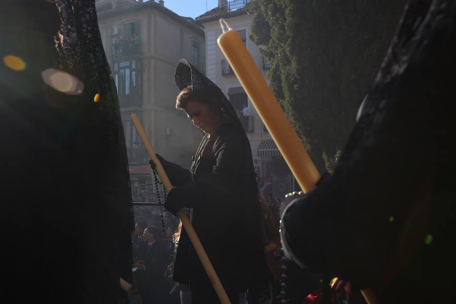 La Real Hermandad y Cofradía de Nazarenos de Nuestro Padre Jesús del Gran Poder y Nuestra Señora de La Esperanza por las calles de la ciudad.