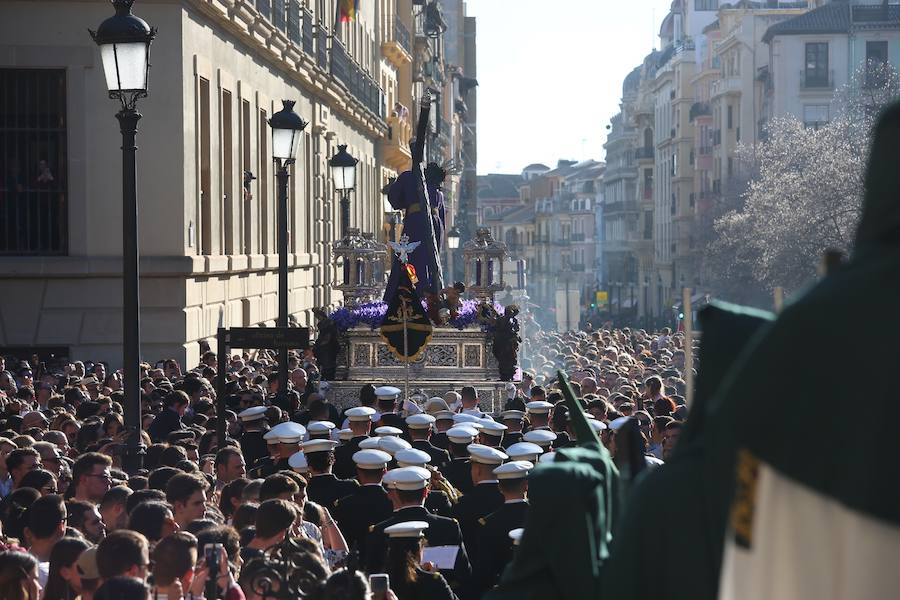 La Real Hermandad y Cofradía de Nazarenos de Nuestro Padre Jesús del Gran Poder y Nuestra Señora de La Esperanza por las calles de la ciudad.