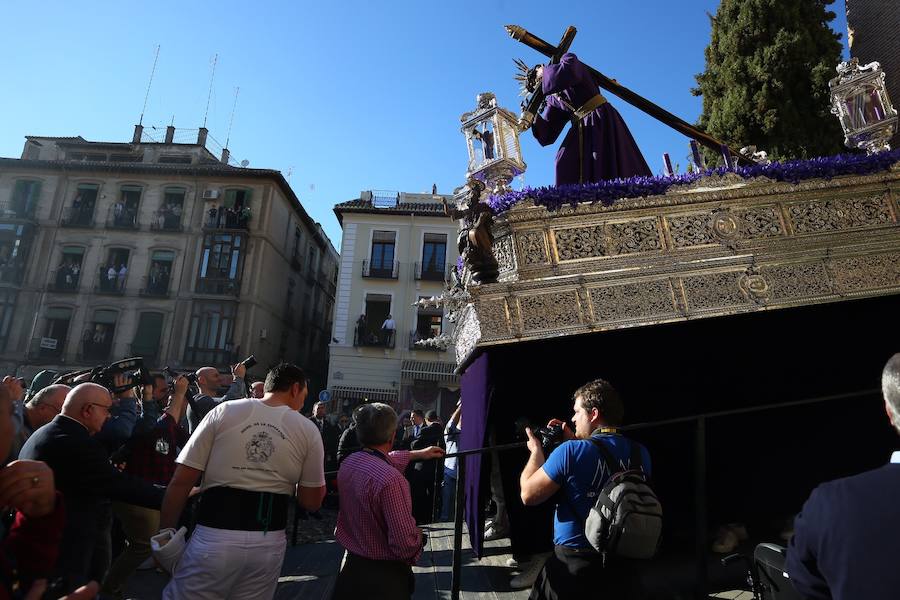 La Real Hermandad y Cofradía de Nazarenos de Nuestro Padre Jesús del Gran Poder y Nuestra Señora de La Esperanza por las calles de la ciudad.