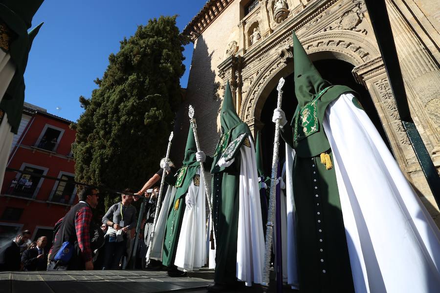 La Real Hermandad y Cofradía de Nazarenos de Nuestro Padre Jesús del Gran Poder y Nuestra Señora de La Esperanza por las calles de la ciudad.