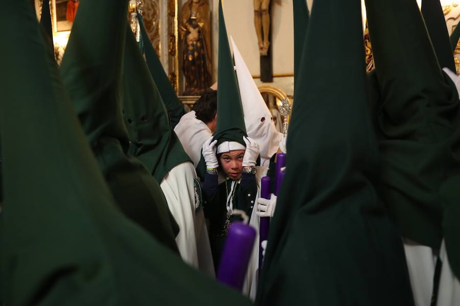 La Real Hermandad y Cofradía de Nazarenos de Nuestro Padre Jesús del Gran Poder y Nuestra Señora de La Esperanza por las calles de la ciudad.