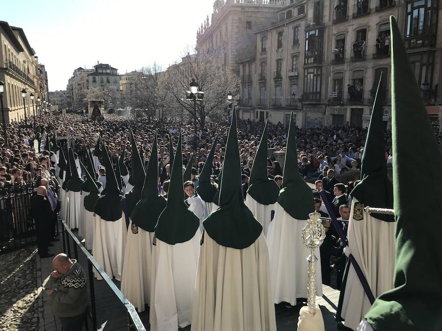 La Real Hermandad y Cofradía de Nazarenos de Nuestro Padre Jesús del Gran Poder y Nuestra Señora de La Esperanza por las calles de la ciudad.