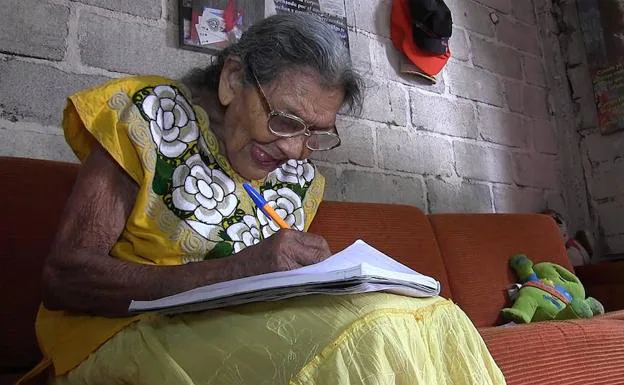 Lupita, la increíble historia de la abuela mexicana que aprendió a leer con 96 años y quiere continuar estudiando