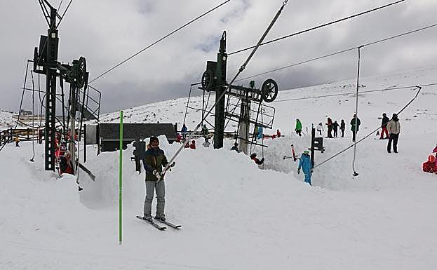 En Alto Campoo, la nieve continúa cayendo sobre unas pistas que acumulan grandes espesores
