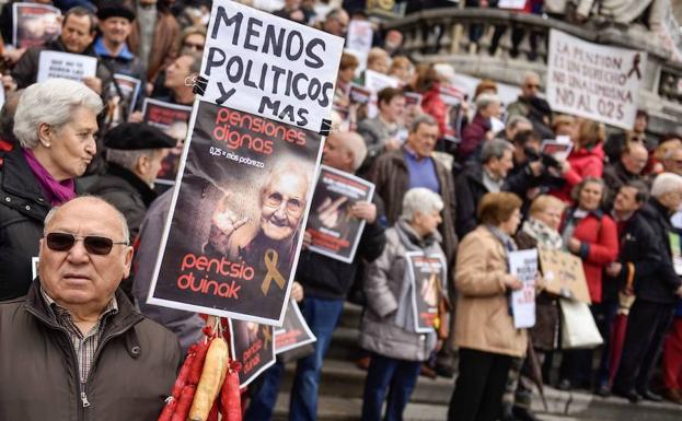 Pensionistas manifestándose.