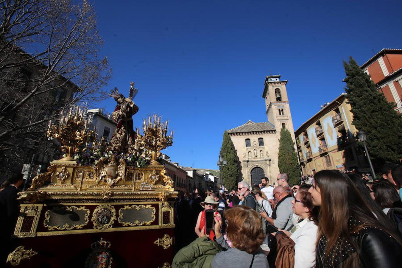 Lanzada, Vía Crucis, La Esperanza y La Cañilla protagonizan un Martes Santo en el que el sol acompaña a la devoción de miles de personas.