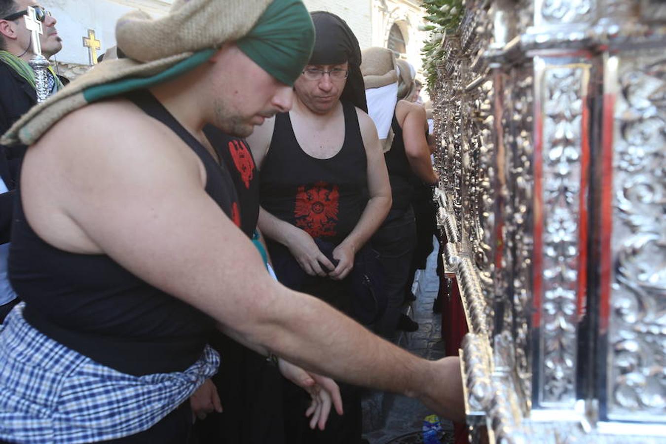 Lanzada, Vía Crucis, La Esperanza y La Cañilla protagonizan un Martes Santo en el que el sol acompaña a la devoción de miles de personas.