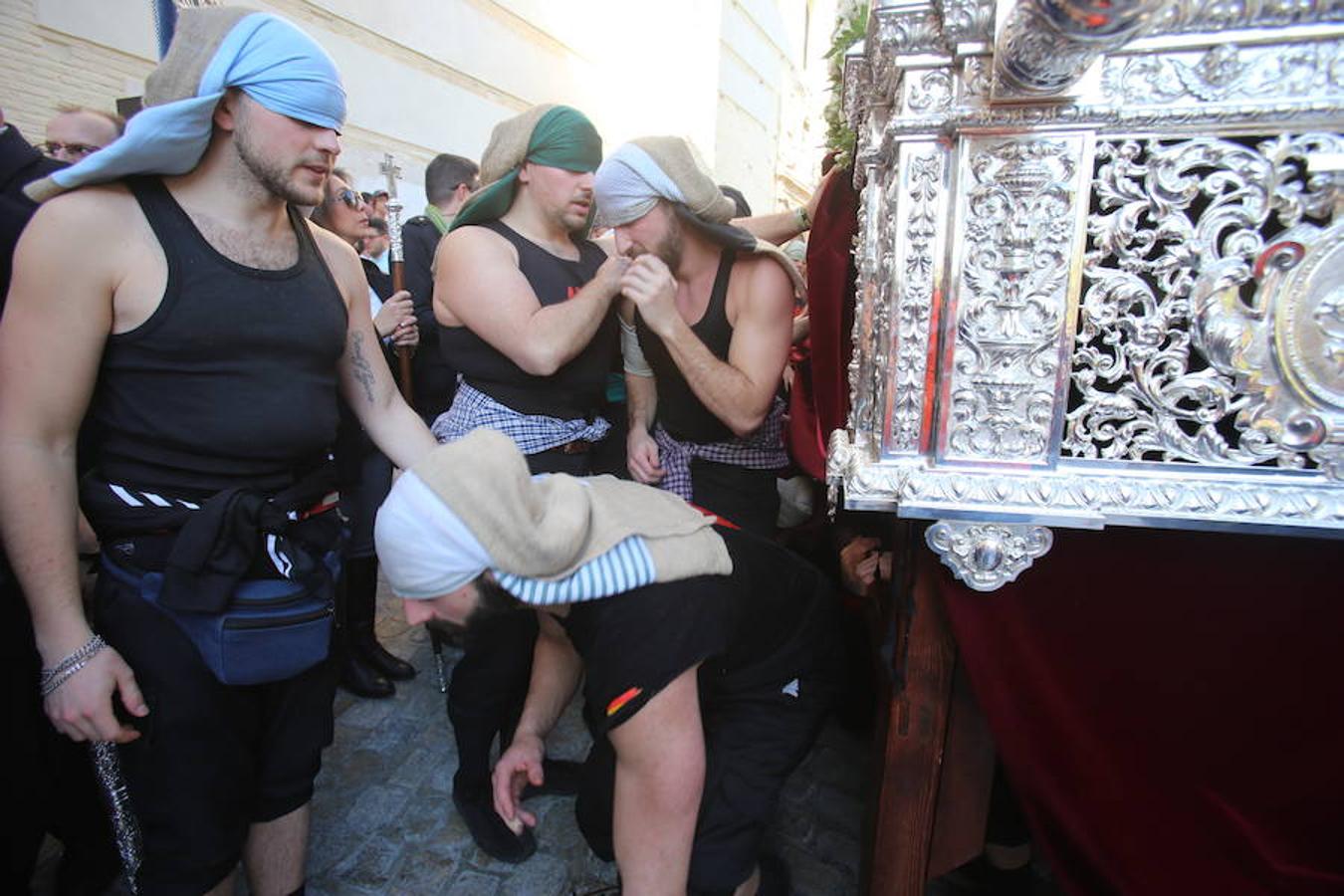 Lanzada, Vía Crucis, La Esperanza y La Cañilla protagonizan un Martes Santo en el que el sol acompaña a la devoción de miles de personas.