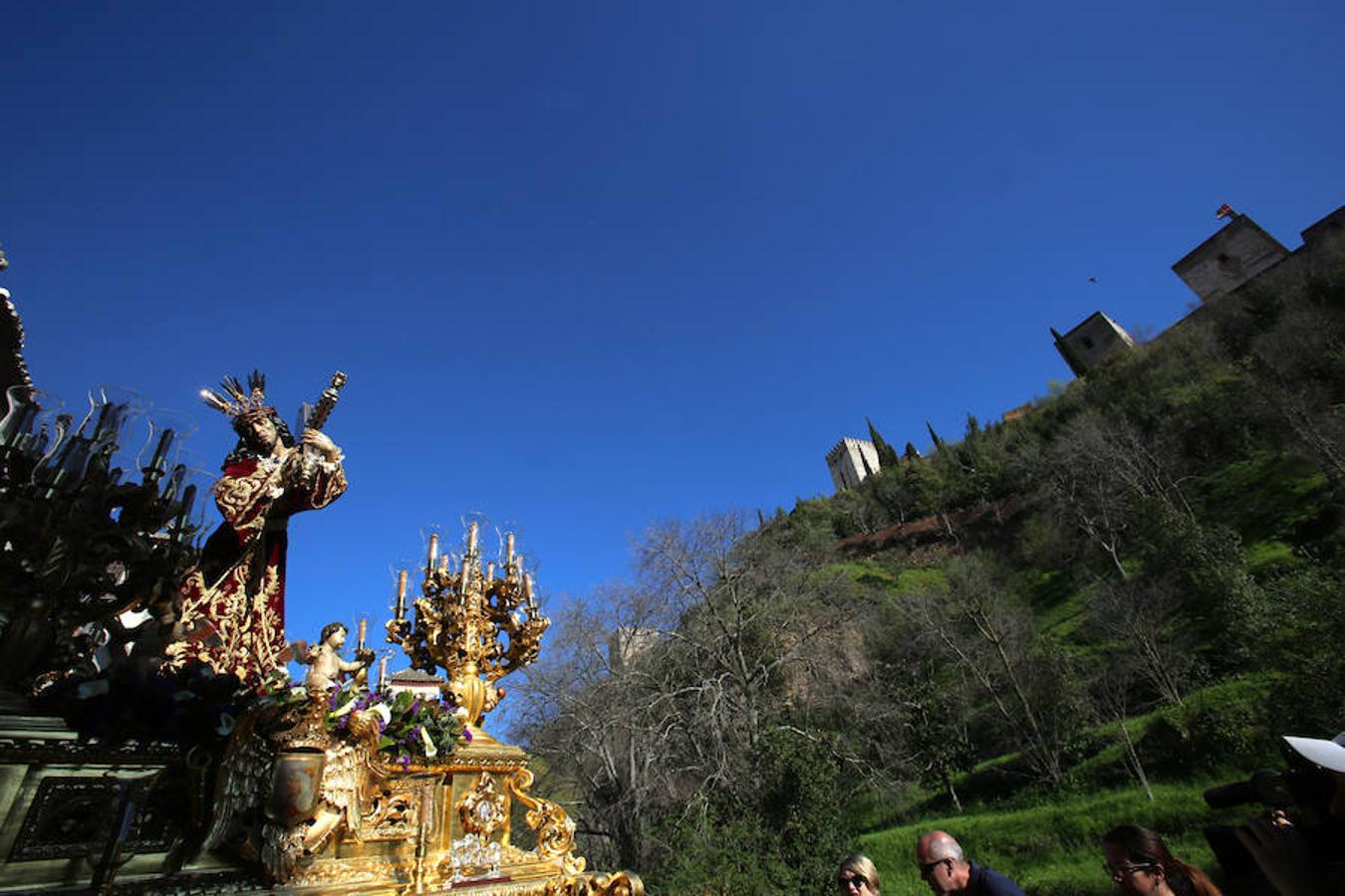 Lanzada, Vía Crucis, La Esperanza y La Cañilla protagonizan un Martes Santo en el que el sol acompaña a la devoción de miles de personas.