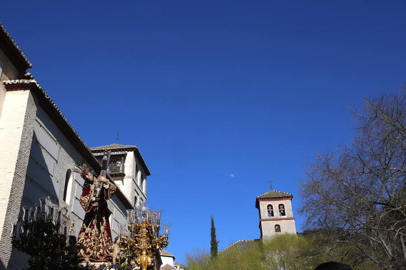 Lanzada, Vía Crucis, La Esperanza y La Cañilla protagonizan un Martes Santo en el que el sol acompaña a la devoción de miles de personas.