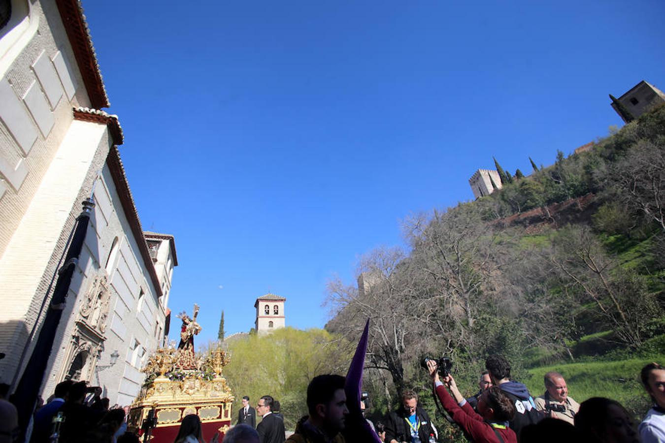 Lanzada, Vía Crucis, La Esperanza y La Cañilla protagonizan un Martes Santo en el que el sol acompaña a la devoción de miles de personas.