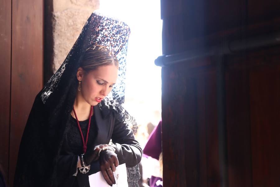 La Real Hermandad del Santo Via-Crucis, cofradía de Nazarenos de Nuestro Padre Jesús de la Amargura, María Santísima de las Lágrimas y Nuestra Señora de los reyes.