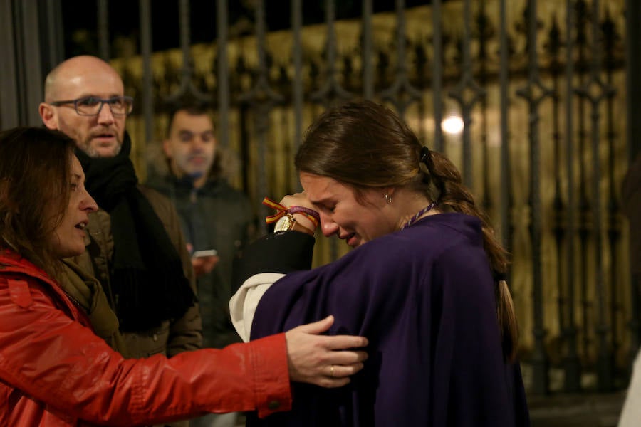 La hermandad se ve obligada a suspender la procesión de hoy por un pequeño problema con la sujeción de la cruz al paso