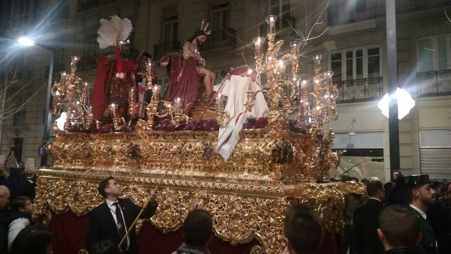 Lanzada, Vía Crucis, La Esperanza y La Cañilla protagonizan un Martes Santo en el que el sol acompaña a la devoción de miles de personas.