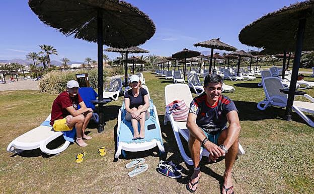 Carmen y familia, de Pontevedra, pasan la semana en Motril. 