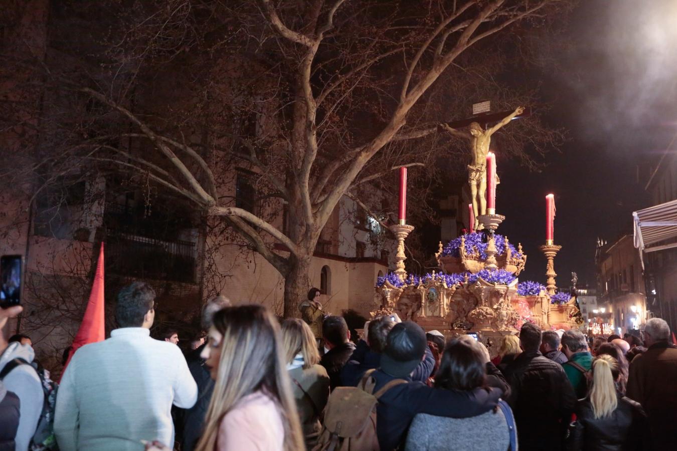 El Cristo del Consuelo y María Santísima del Sacromonte atraviesan la ciudad para llegar al Sacromonte entre hogueras y cantes