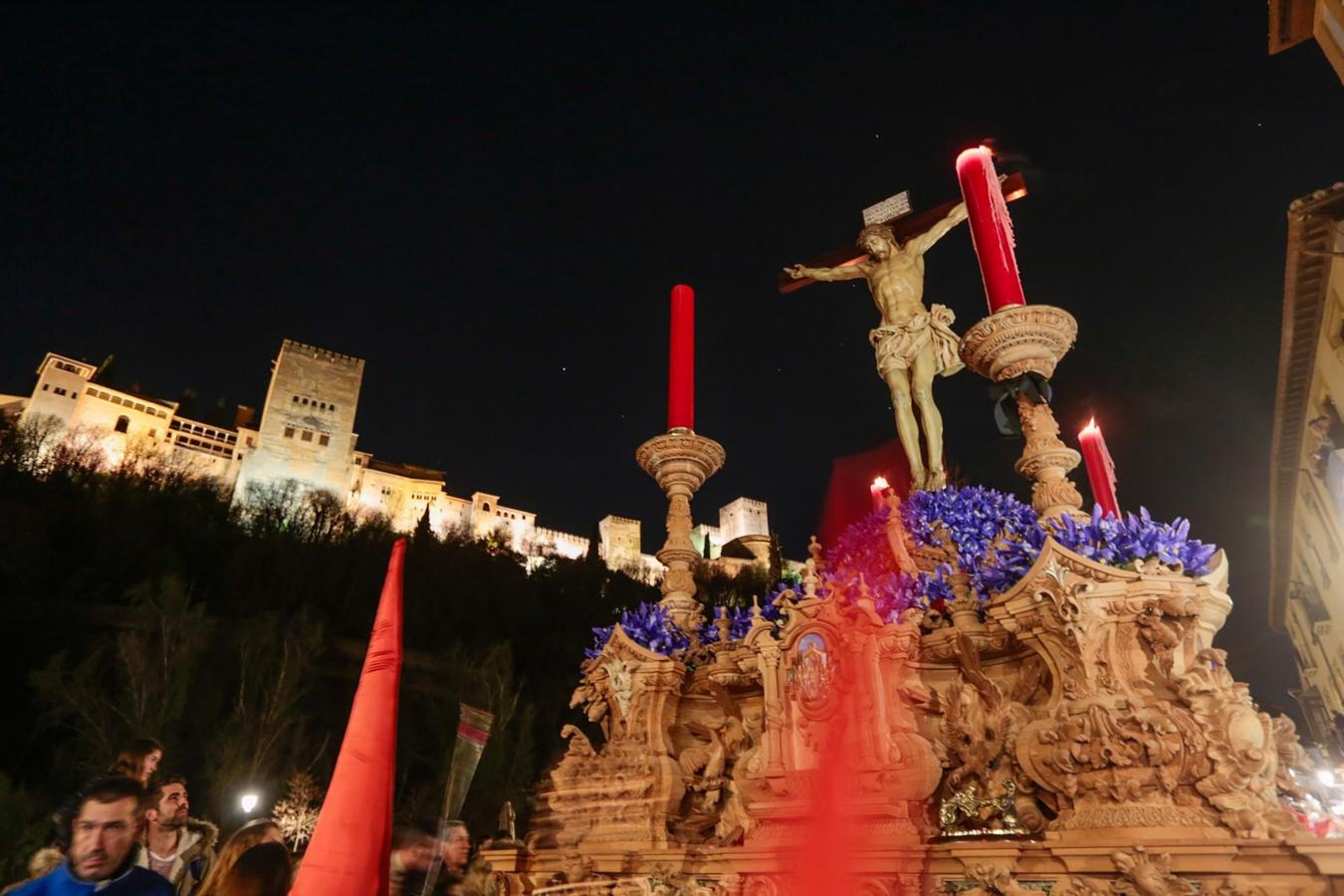 El Cristo del Consuelo y María Santísima del Sacromonte atraviesan la ciudad para llegar al Sacromonte entre hogueras y cantes