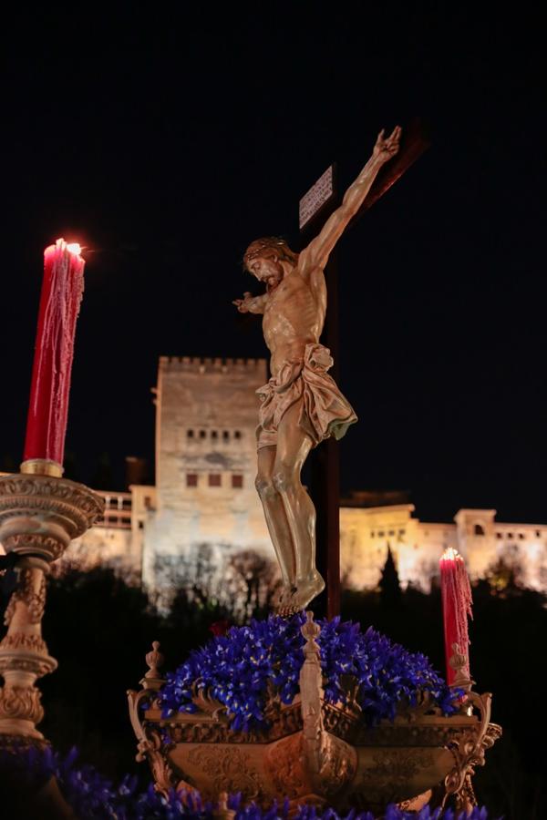 El Cristo del Consuelo y María Santísima del Sacromonte atraviesan la ciudad para llegar al Sacromonte entre hogueras y cantes