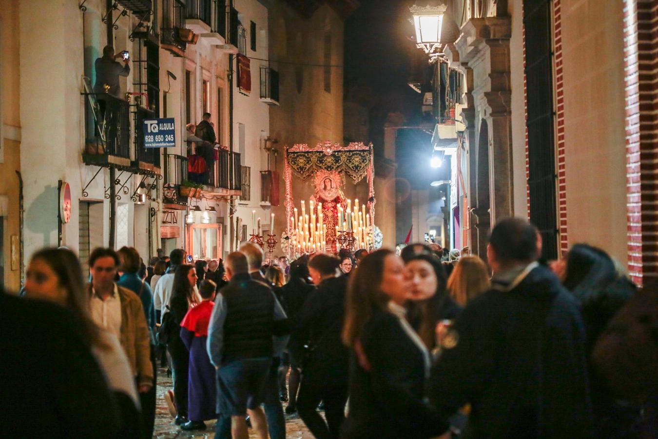 El Cristo del Consuelo y María Santísima del Sacromonte atraviesan la ciudad para llegar al Sacromonte entre hogueras y cantes