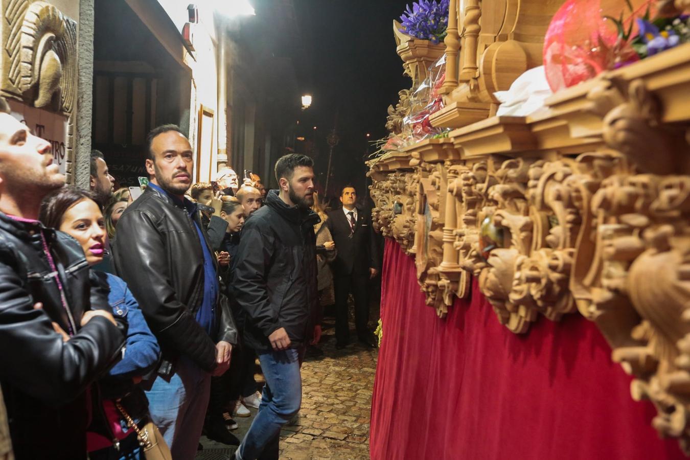 El Cristo del Consuelo y María Santísima del Sacromonte atraviesan la ciudad para llegar al Sacromonte entre hogueras y cantes