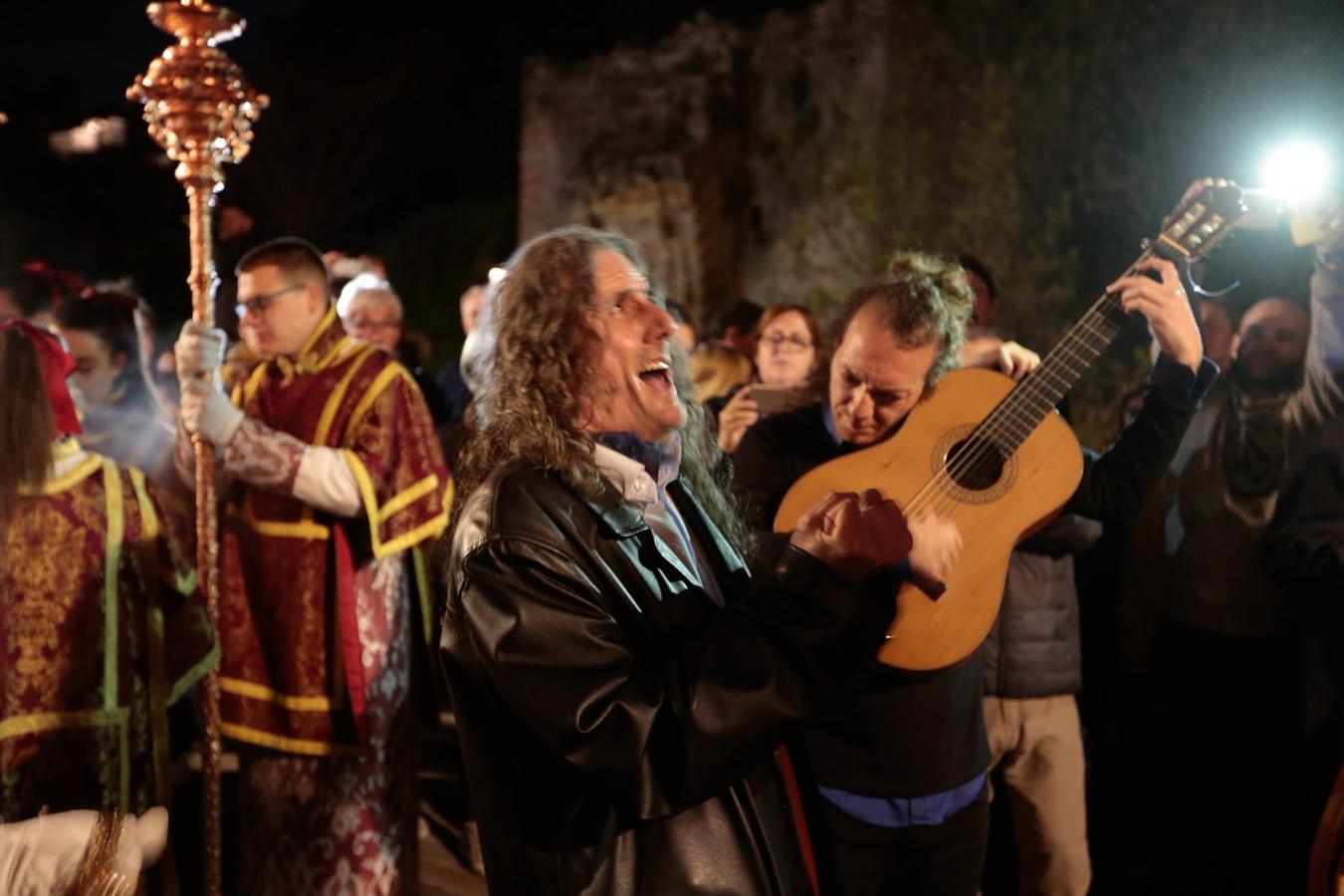 El Cristo del Consuelo y María Santísima del Sacromonte atraviesan la ciudad para llegar al Sacromonte entre hogueras y cantes