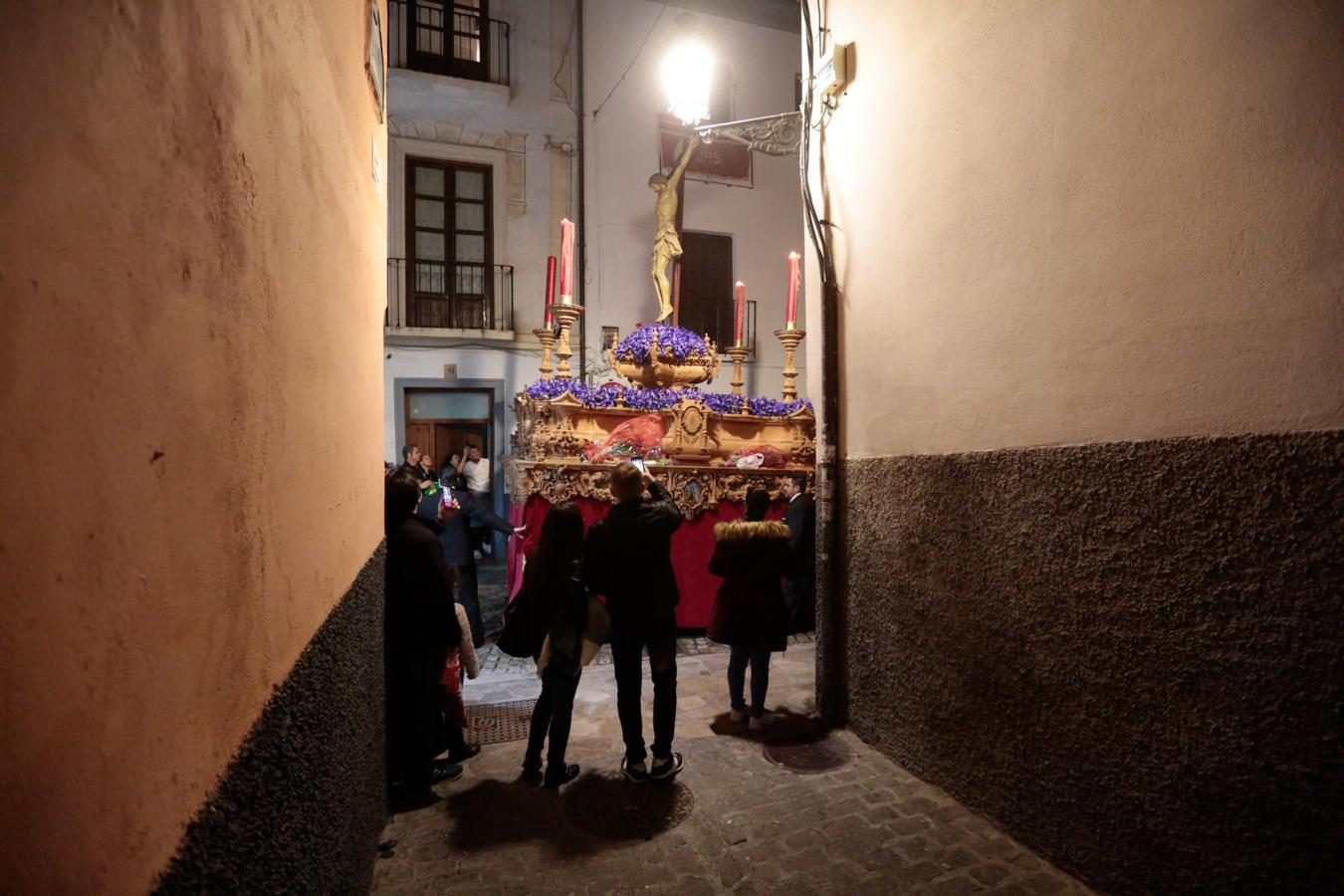 El Cristo del Consuelo y María Santísima del Sacromonte atraviesan la ciudad para llegar al Sacromonte entre hogueras y cantes