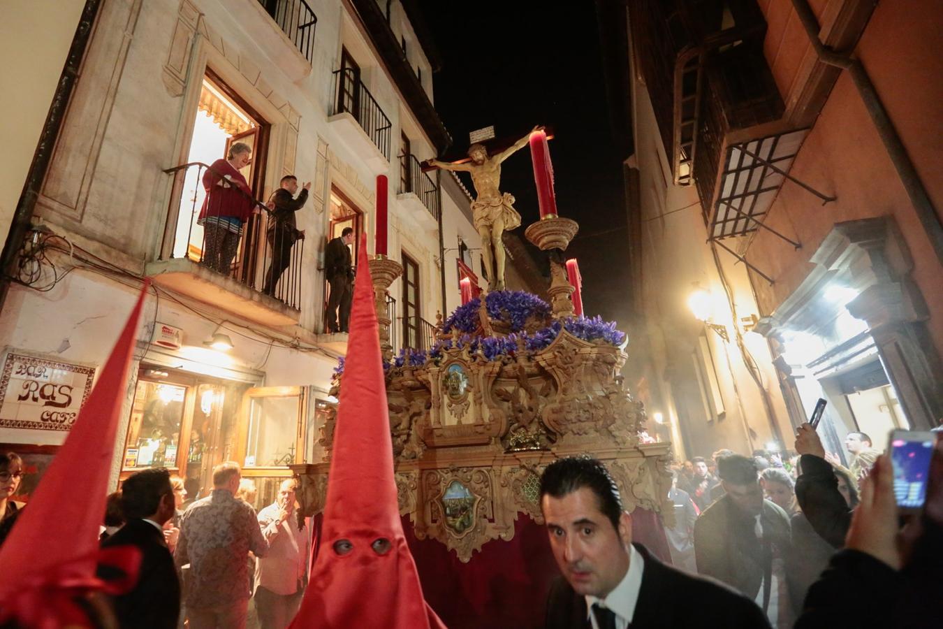 El Cristo del Consuelo y María Santísima del Sacromonte atraviesan la ciudad para llegar al Sacromonte entre hogueras y cantes