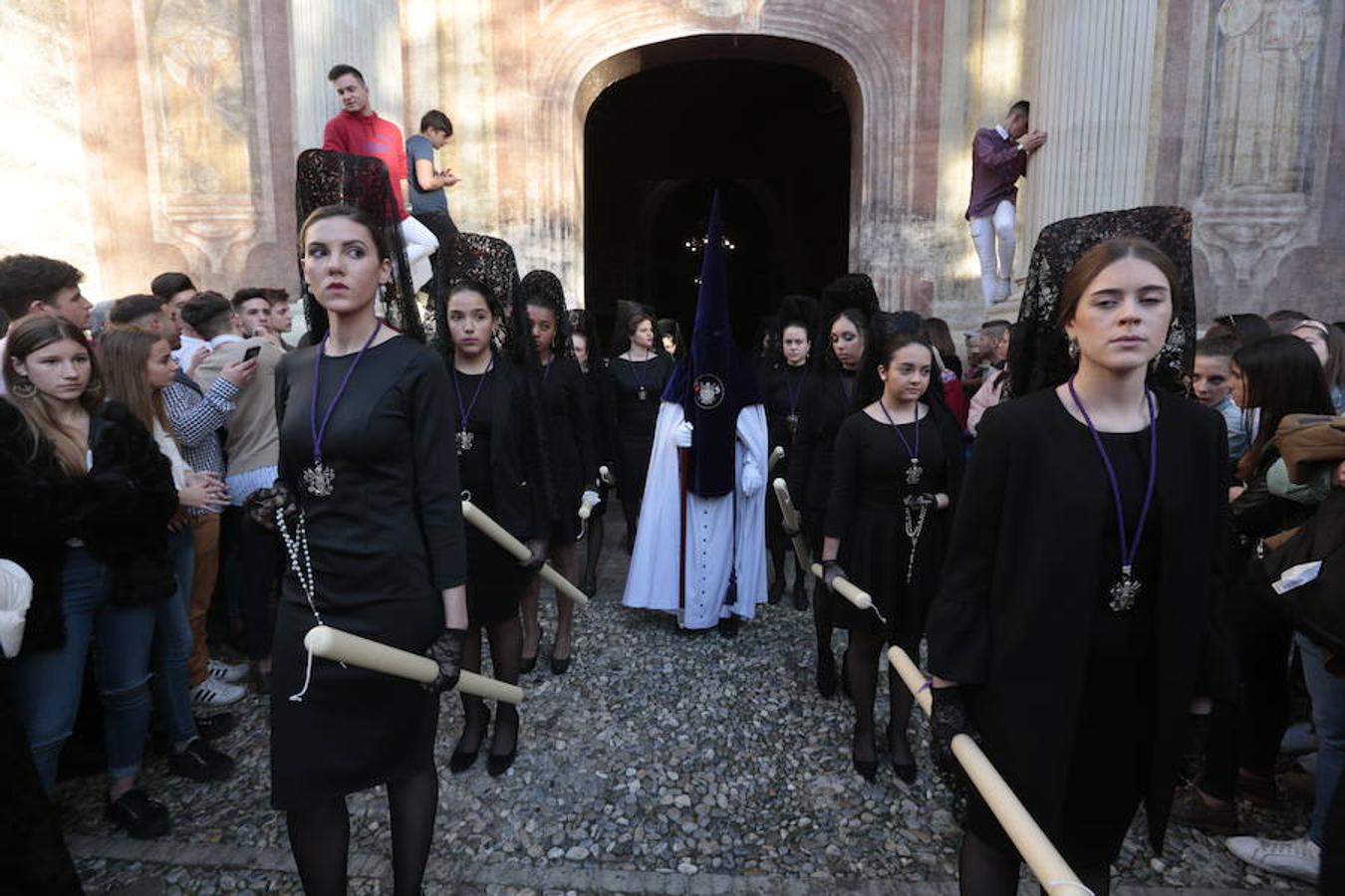 El blanco y el morado rinden tributo a Nuestro Padre Jesús de las Tres Caídas y Nuestra Señora del Rosario