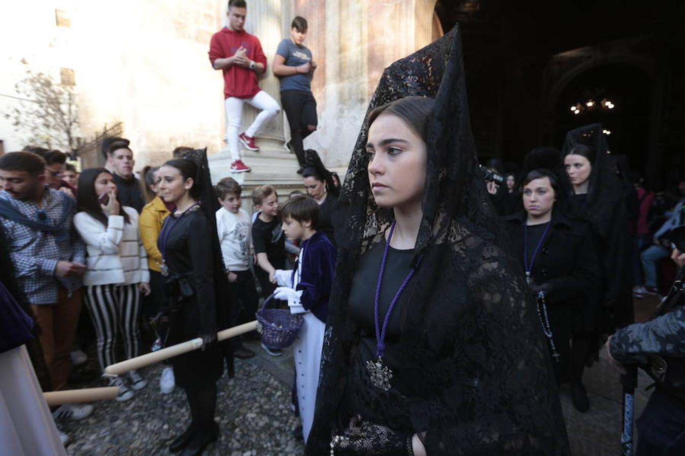 El blanco y el morado rinden tributo a Nuestro Padre Jesús de las Tres Caídas y Nuestra Señora del Rosario