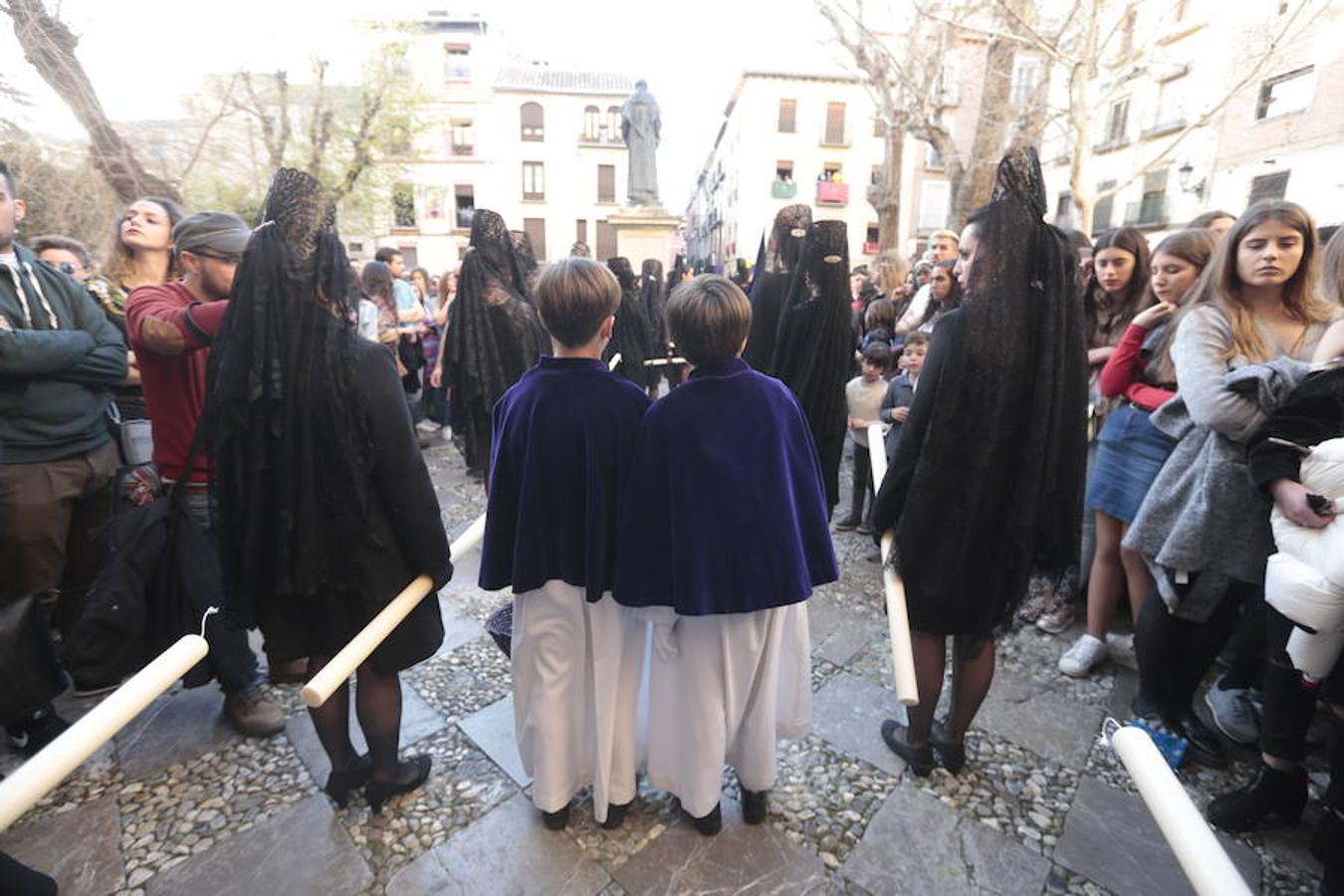 El blanco y el morado rinden tributo a Nuestro Padre Jesús de las Tres Caídas y Nuestra Señora del Rosario