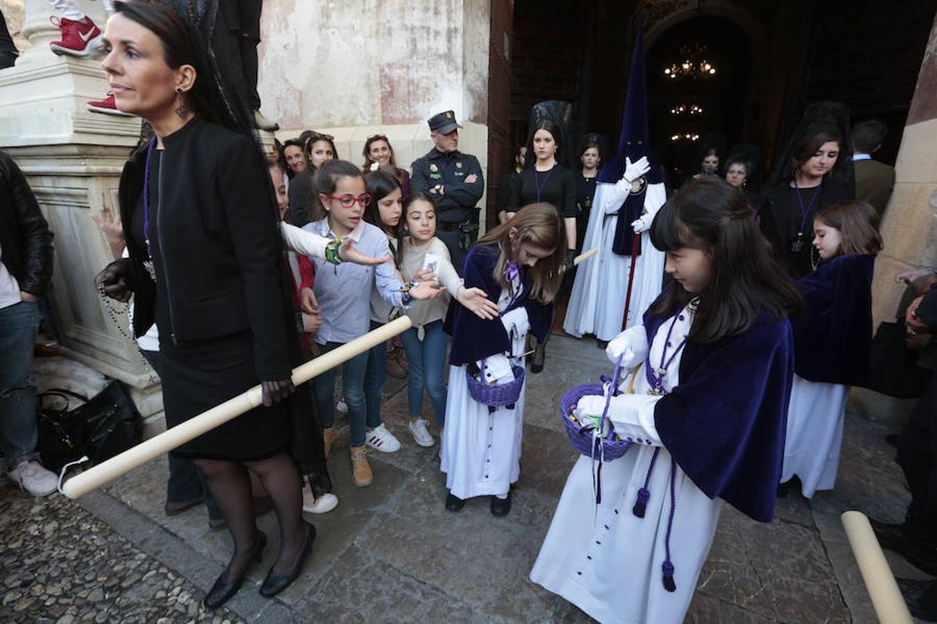 El blanco y el morado rinden tributo a Nuestro Padre Jesús de las Tres Caídas y Nuestra Señora del Rosario