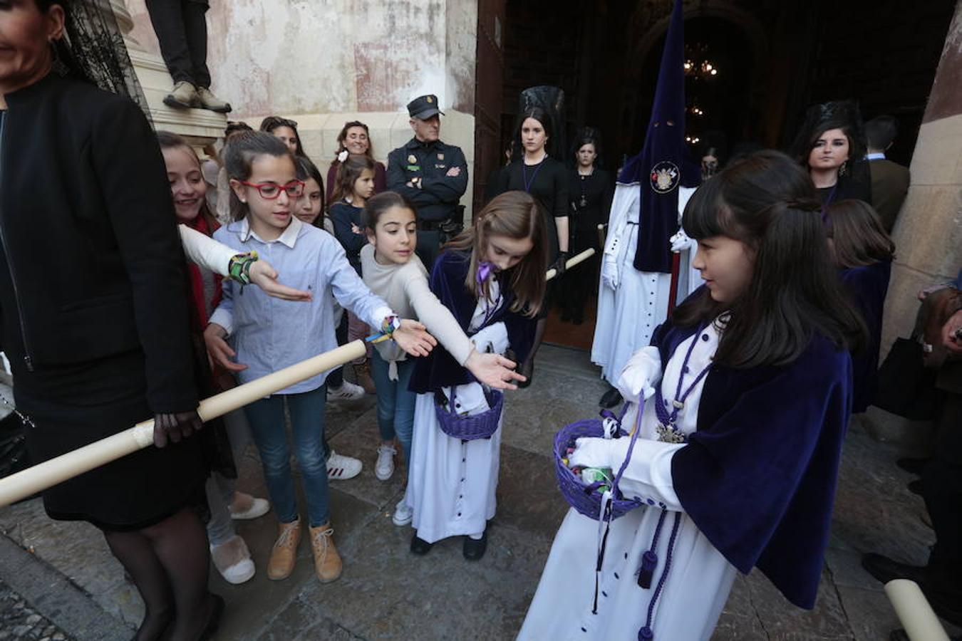 El blanco y el morado rinden tributo a Nuestro Padre Jesús de las Tres Caídas y Nuestra Señora del Rosario