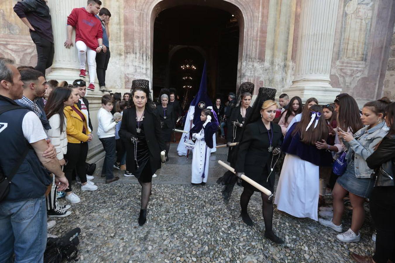 El blanco y el morado rinden tributo a Nuestro Padre Jesús de las Tres Caídas y Nuestra Señora del Rosario