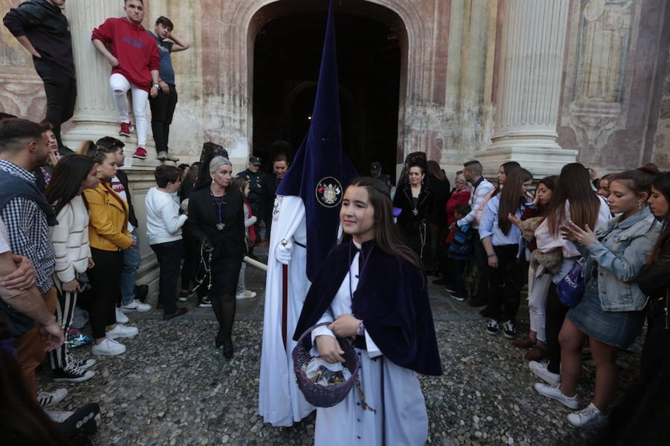 El blanco y el morado rinden tributo a Nuestro Padre Jesús de las Tres Caídas y Nuestra Señora del Rosario