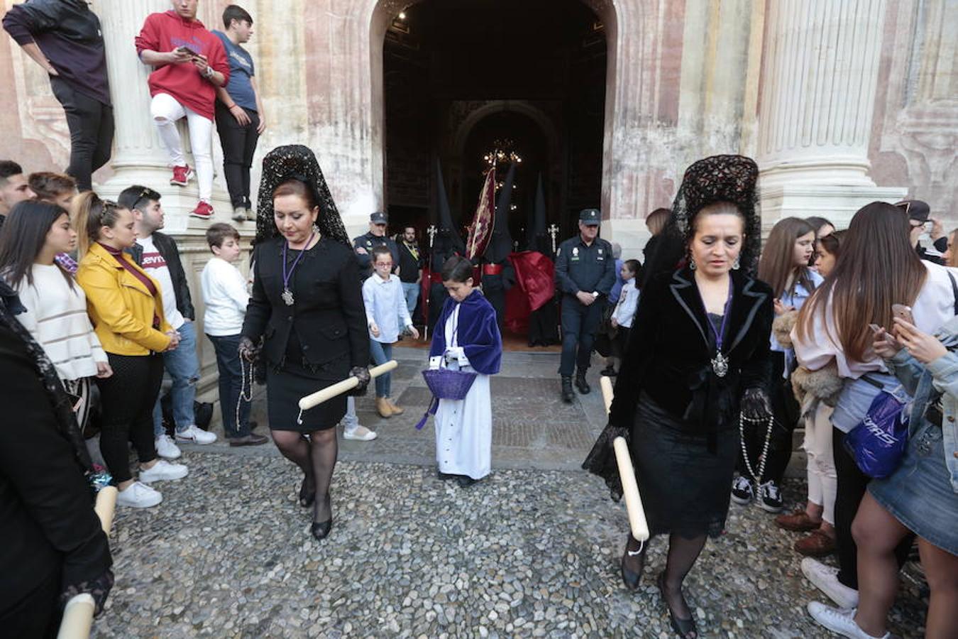 El blanco y el morado rinden tributo a Nuestro Padre Jesús de las Tres Caídas y Nuestra Señora del Rosario