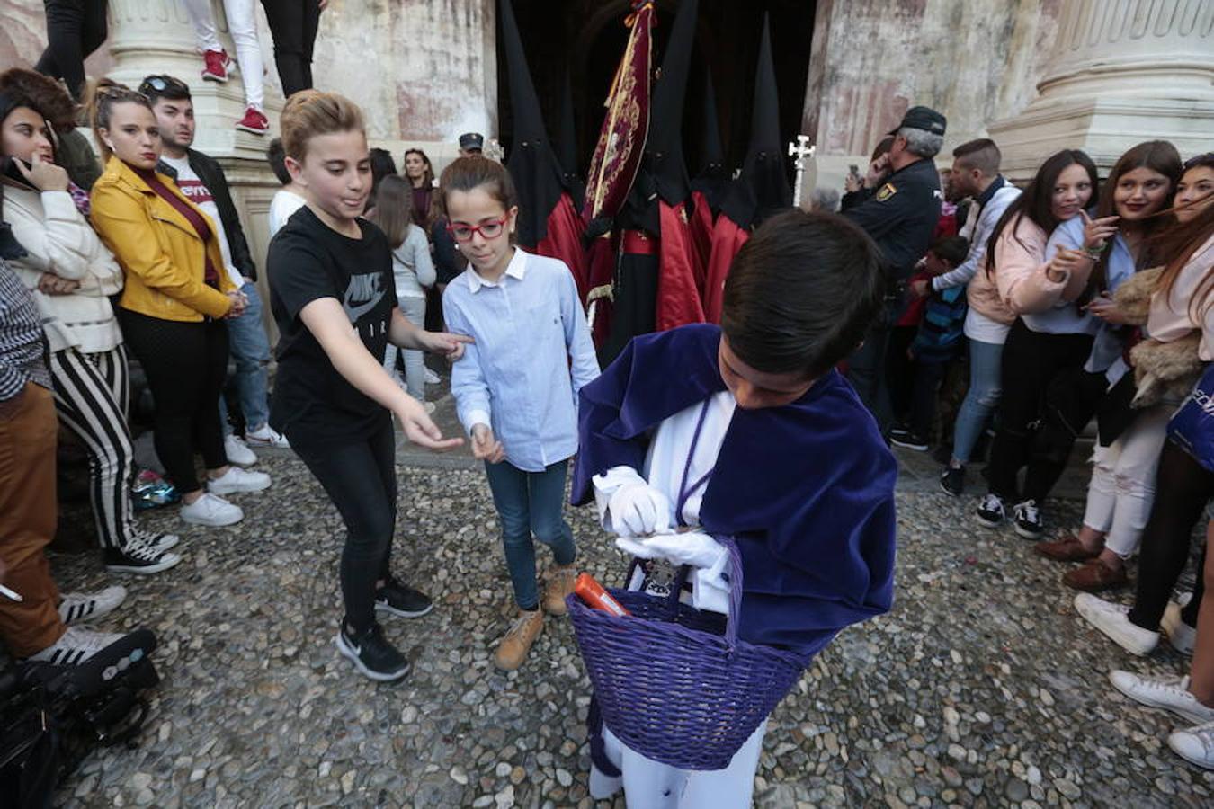 El blanco y el morado rinden tributo a Nuestro Padre Jesús de las Tres Caídas y Nuestra Señora del Rosario