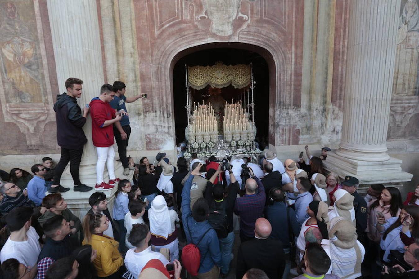 El blanco y el morado rinden tributo a Nuestro Padre Jesús de las Tres Caídas y Nuestra Señora del Rosario