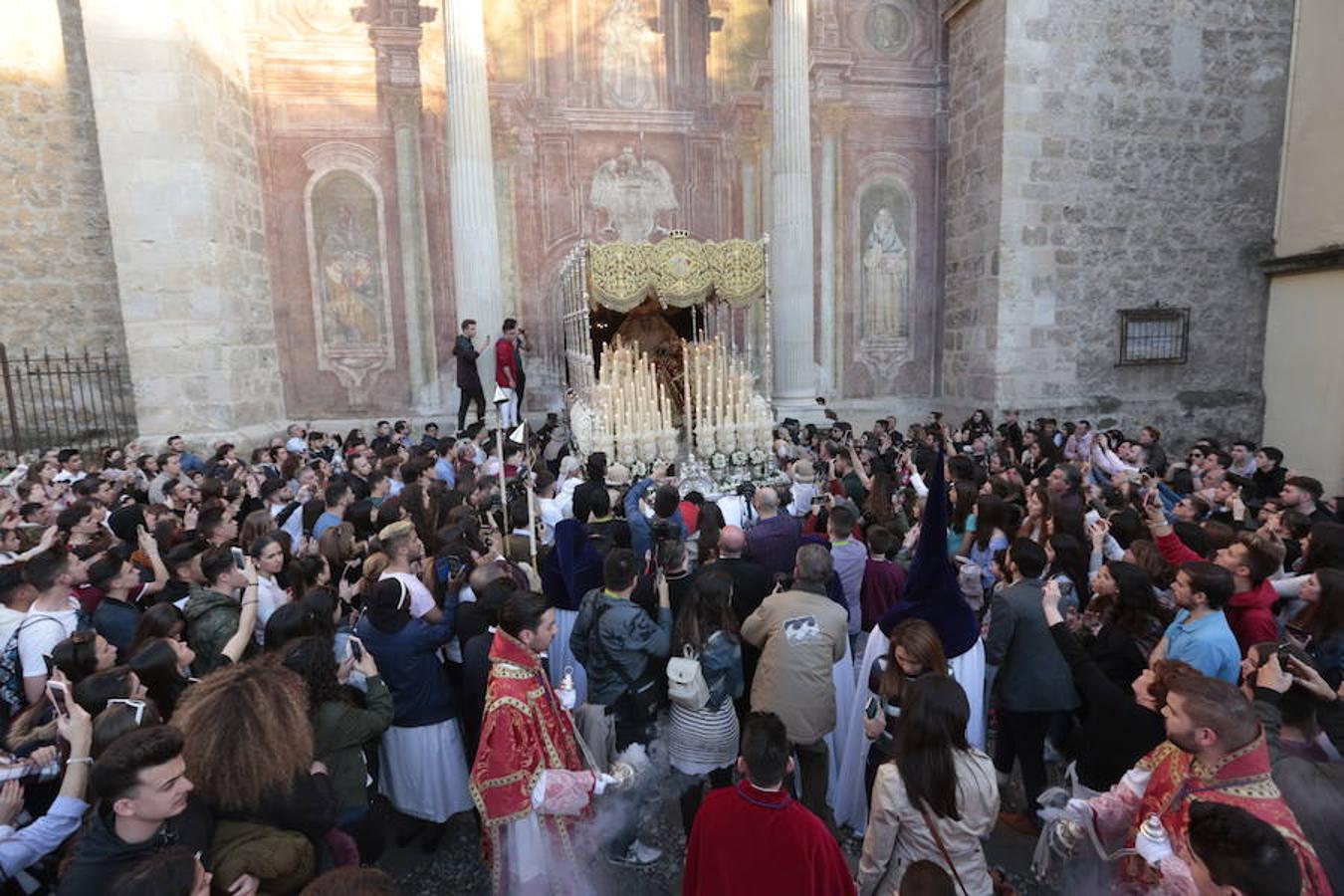 El blanco y el morado rinden tributo a Nuestro Padre Jesús de las Tres Caídas y Nuestra Señora del Rosario