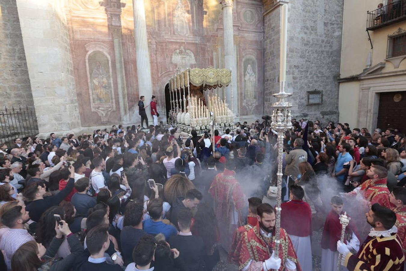 El blanco y el morado rinden tributo a Nuestro Padre Jesús de las Tres Caídas y Nuestra Señora del Rosario