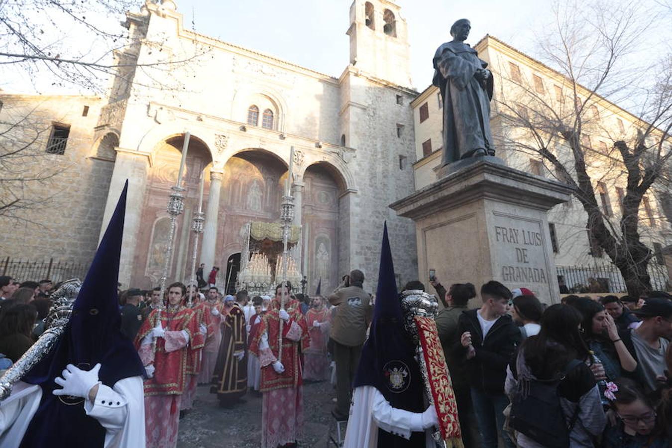 El blanco y el morado rinden tributo a Nuestro Padre Jesús de las Tres Caídas y Nuestra Señora del Rosario