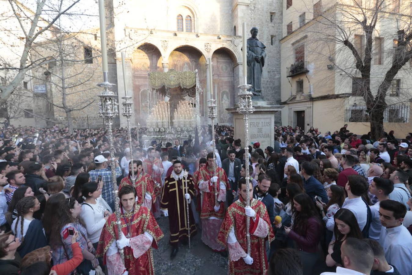 El blanco y el morado rinden tributo a Nuestro Padre Jesús de las Tres Caídas y Nuestra Señora del Rosario