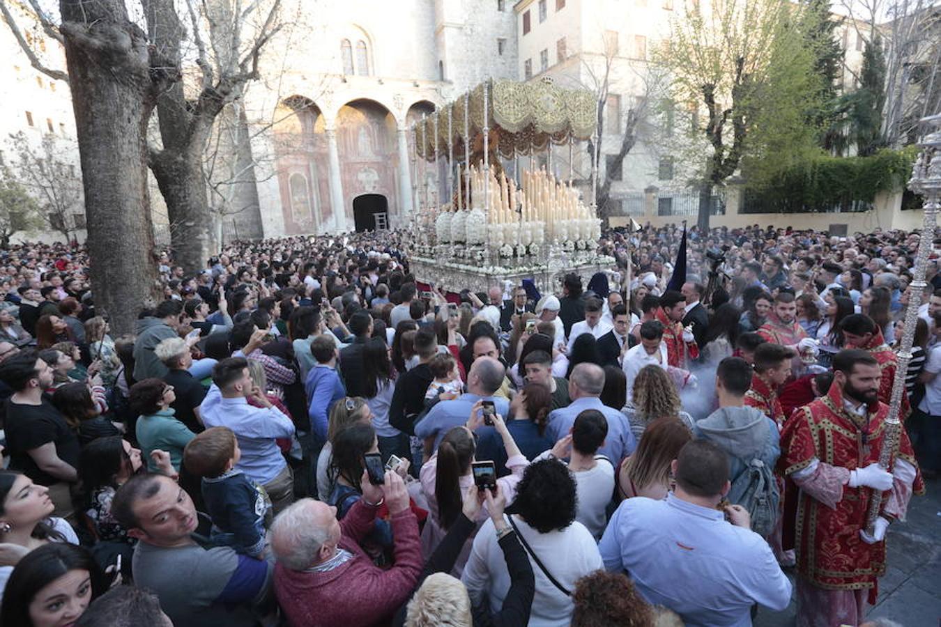 El blanco y el morado rinden tributo a Nuestro Padre Jesús de las Tres Caídas y Nuestra Señora del Rosario