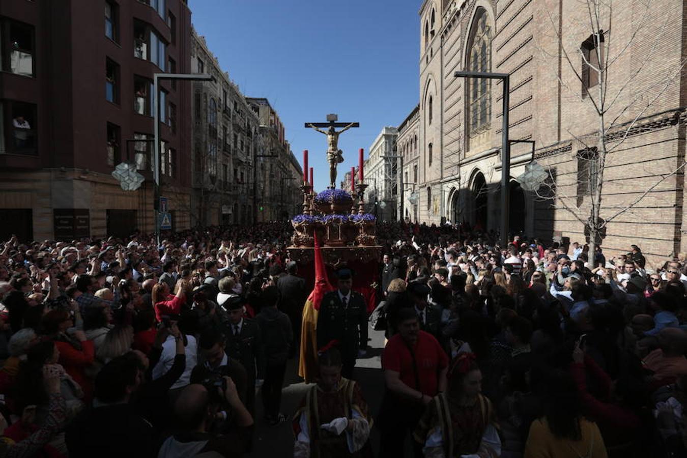 El Cristo del Consuelo y María Santísima del Sacromonte atraviesa la ciudad para llegar al Sacromonte entre hogueras y cantes