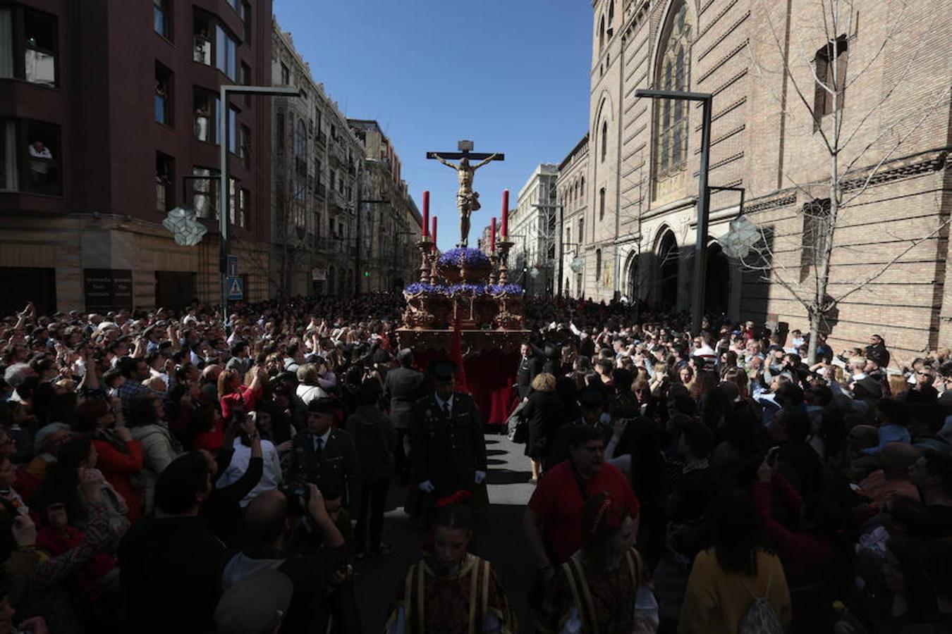 El Cristo del Consuelo y María Santísima del Sacromonte atraviesa la ciudad para llegar al Sacromonte entre hogueras y cantes