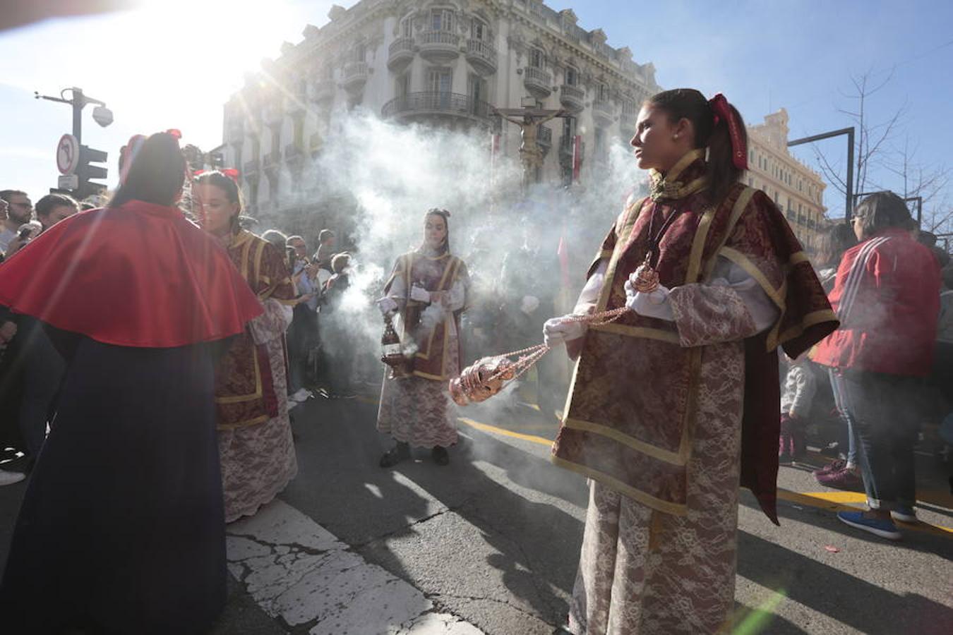 El Cristo del Consuelo y María Santísima del Sacromonte atraviesan la ciudad para llegar al Sacromonte entre hogueras y cantes