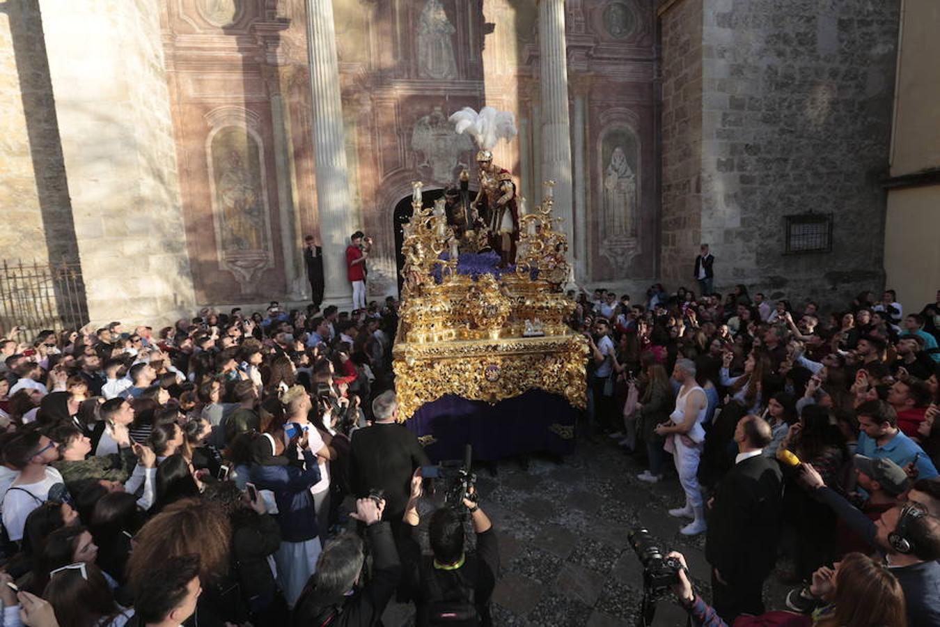 El blanco y el morado rinden tributo a Nuestro Padre Jesús de las Tres Caídas y Nuestra Señora del Rosario